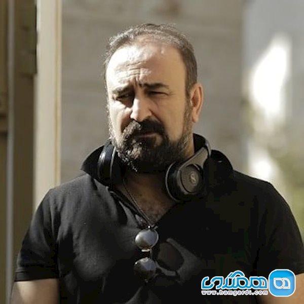 مهران احمدی در دورترین فاصله ایستاده است