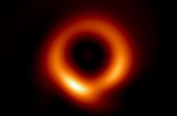 دانشمندان کیفیت اولین تصویر گرفته شده از یک سیاه چاله را با یادگیری ماشینی بهبود دادند